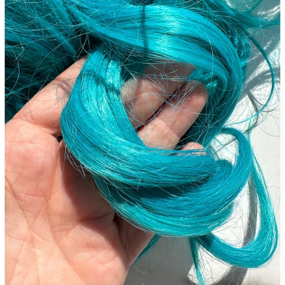 Dual Blue tone Wig (perfect for Frozen or Mermaid). 24”+ - Picture 11 of 12